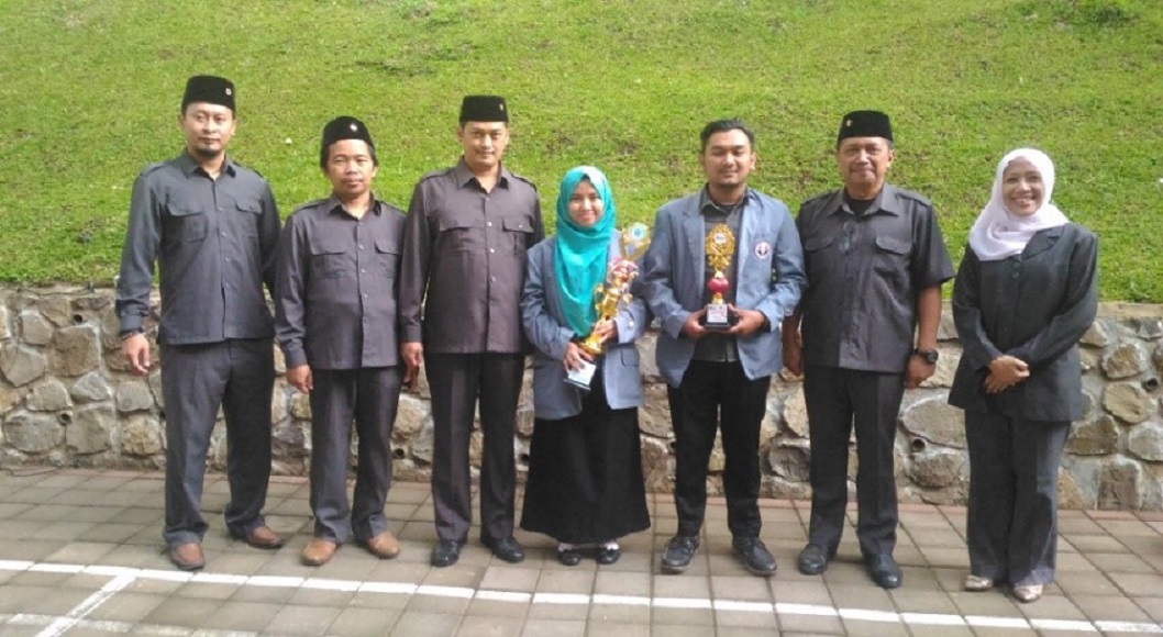 Dekan FPSD Menerima Tropi  Juara Satu Lomba Karya Tulis Ilmiah Nasional