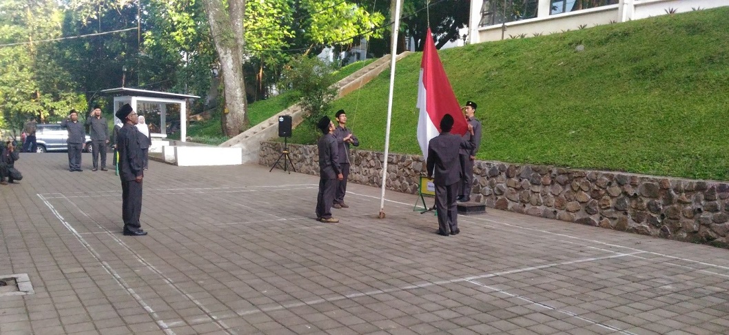 Dosen Departemen Pendidikan Seni Musik Menjadi Petugas Upacara