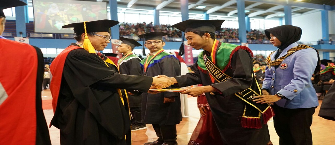 IWAN KURNIA WISUDAWAN TERBAIK GELOMBANG I FPSD 2018