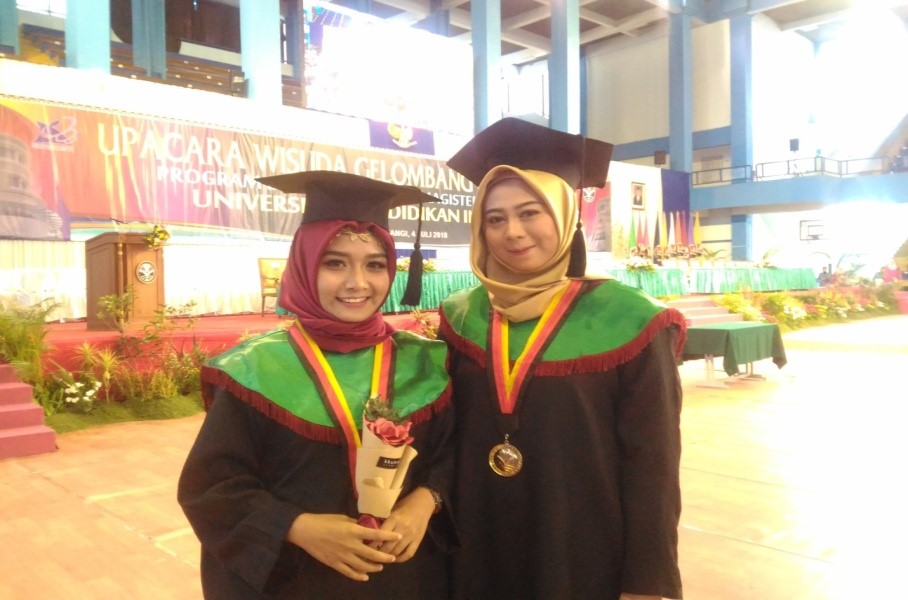 WIDA AWALIA WISUDAWAN TERBAIK  FPSD PADA WISUDA GELOMBANG II  UPI