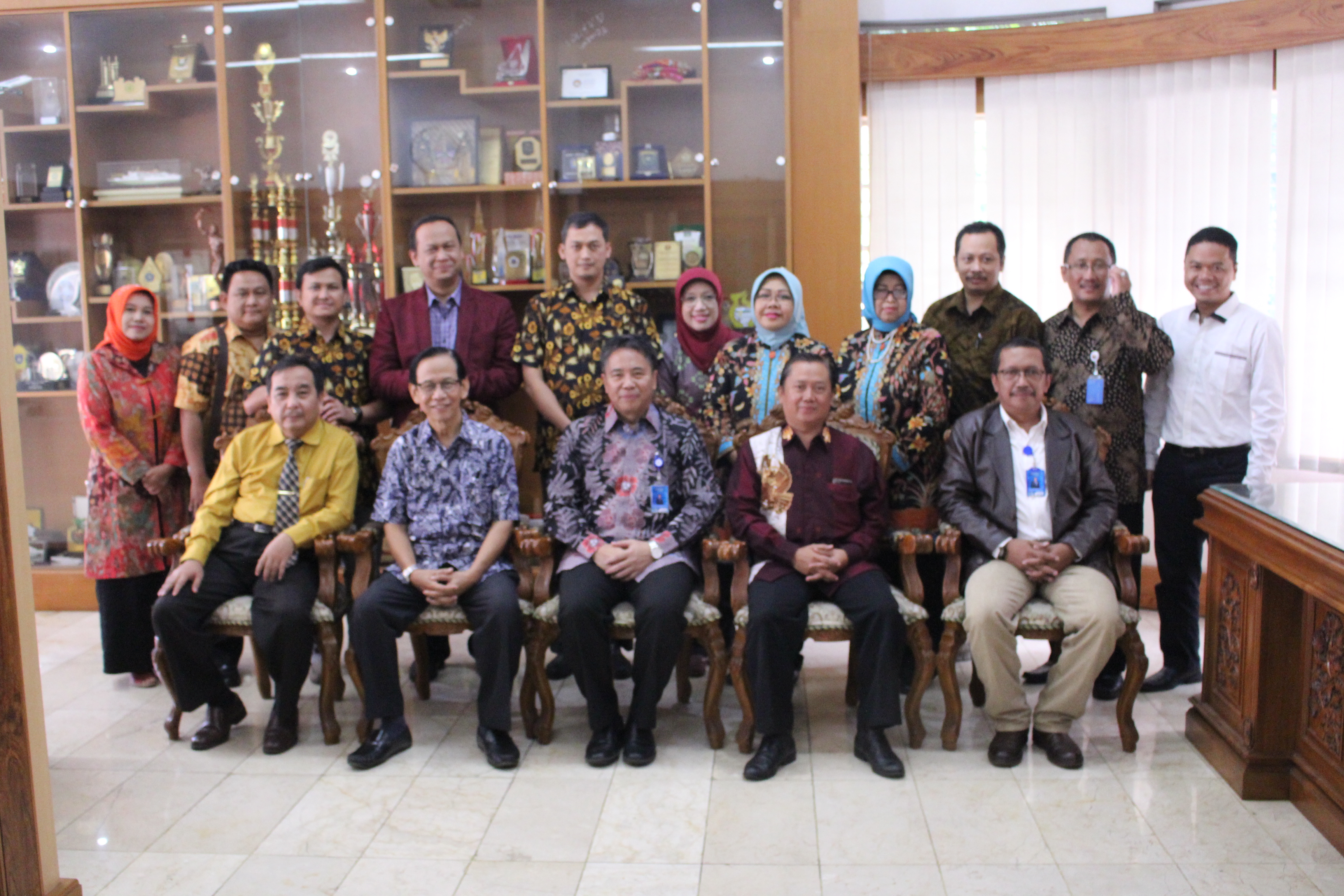 REKTOR MENERIMA TIM ASESOR BAN PT