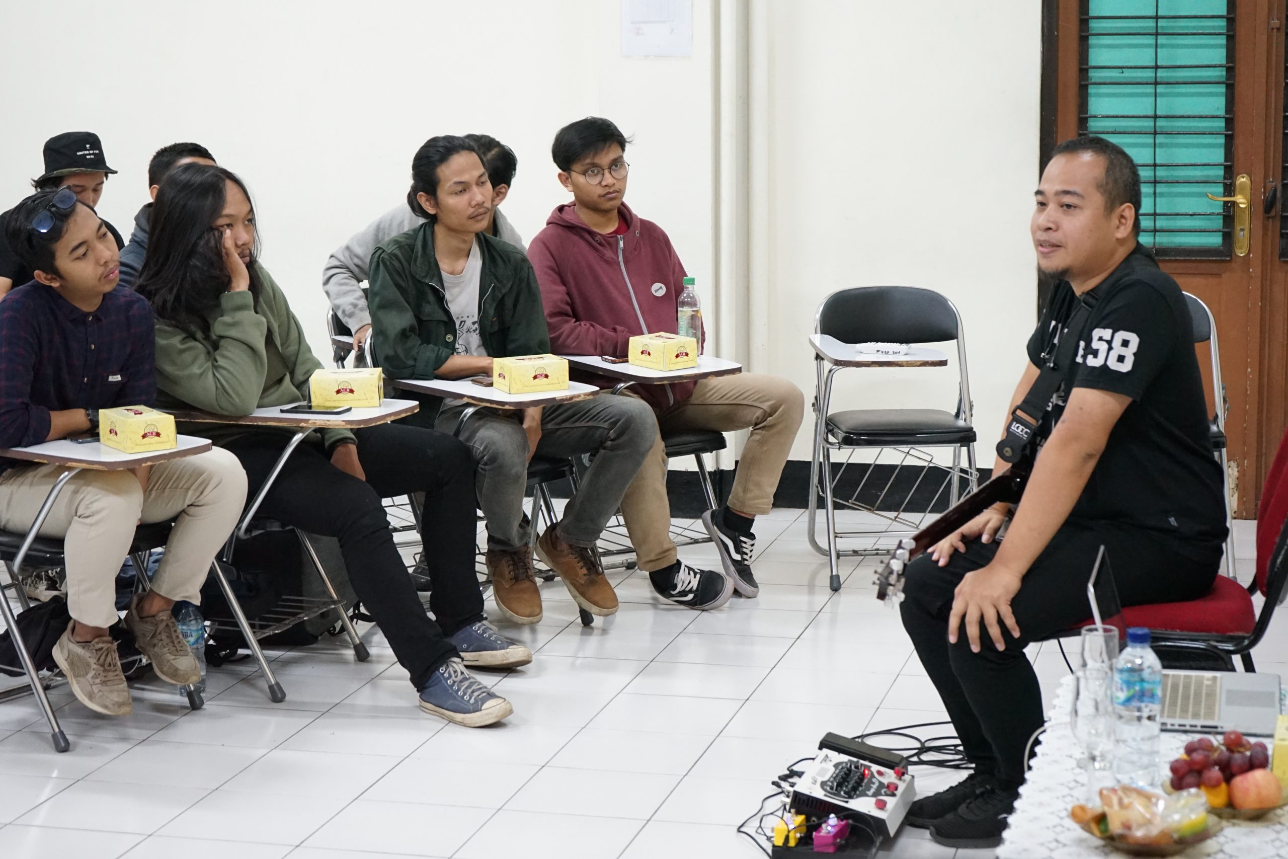 Workshop Alat Petik \'Gitar\'