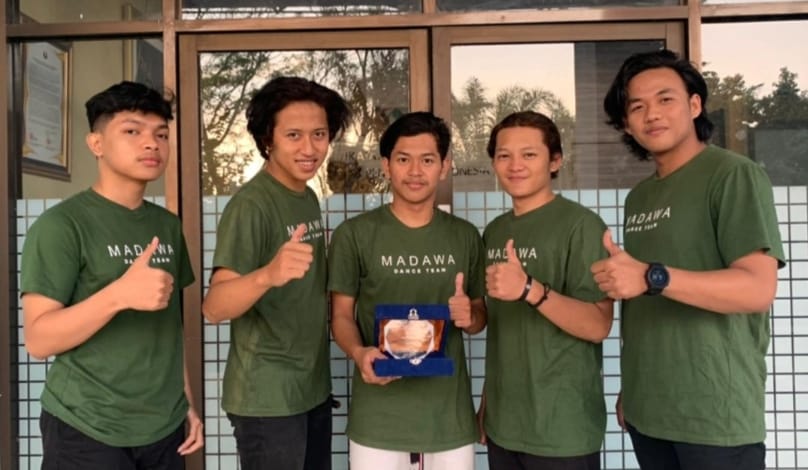 Dua Piala dari Prodi Tari FPSD