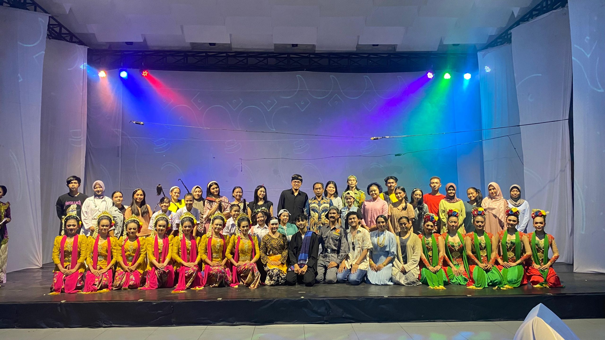 Fpsd Dance Education Students of FPSD UPI Present the Modified Longser