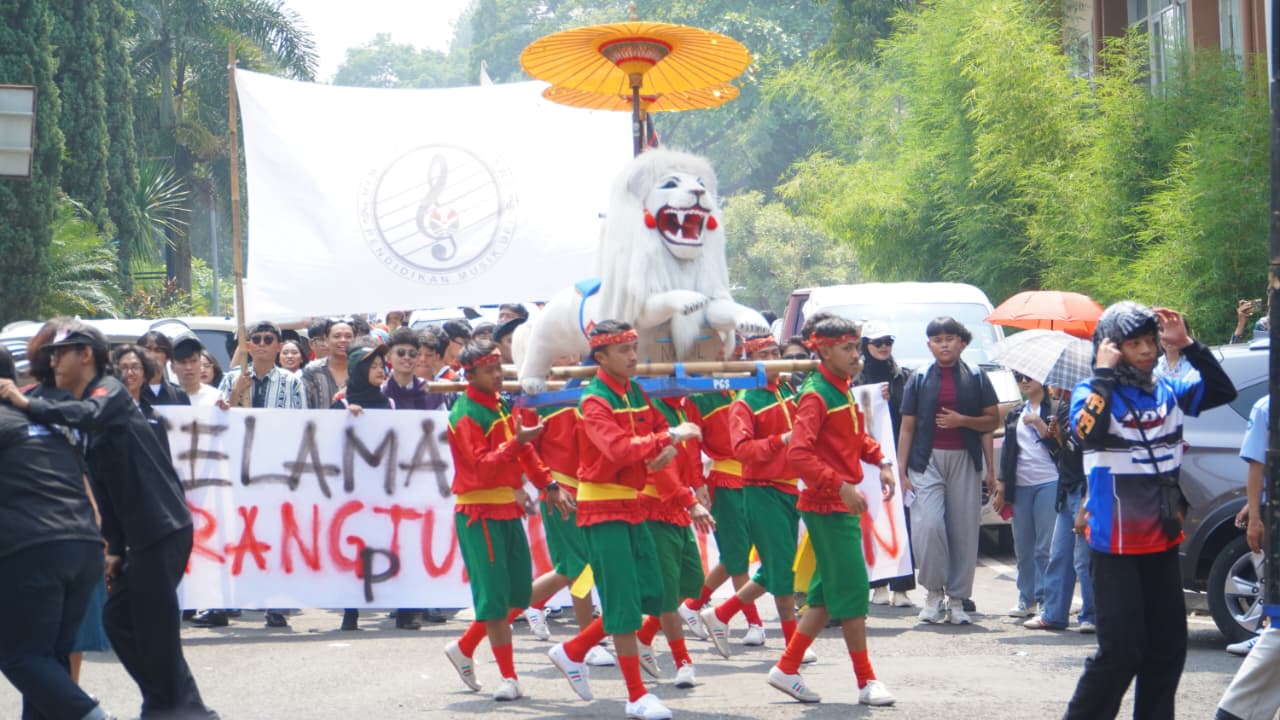 Wisuda Gelombang IV UPI Hari Ke-3: Kemeriahan Arak-Arakan dan Seni Tradisional Sambut Wisudawan FPSD